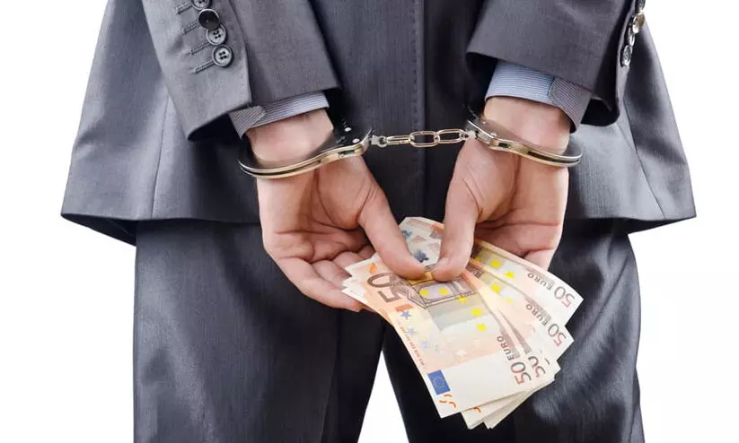 നി​യ​മ​ലം​ഘ​ന പ​ണ​മി​ട​പാ​ട്​; സ്ഥാ​പ​ന​ത്തി​ന്​ ആ​റു​ ല​ക്ഷം ദി​ർ​ഹം പി​ഴ