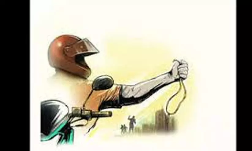 മാല പിടിച്ചുപറി കേസിൽ മൂന്നുപേർ പിടിയിൽ മാല പിടിച്ചുപറി കേസിൽ മൂന്നുപേർ പിടിയിൽ