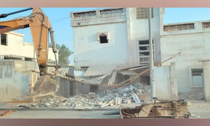 ഉ​പേ​ക്ഷി​ക്ക​പ്പെ​ട്ട കെ​ട്ടി​ടം പൊ​ളി​ച്ചു​നീ​ക്കി