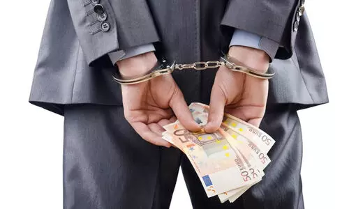 നി​യ​മ​ലം​ഘ​ന പ​ണ​മി​ട​പാ​ട്​; സ്ഥാ​പ​ന​ത്തി​ന്​ ആ​റു​ ല​ക്ഷം ദി​ർ​ഹം പി​ഴ