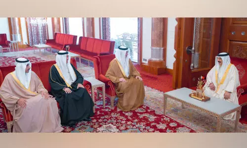 പുതിയ അം​ബാ​സ​ഡ​ർ​മാ​ർ ഹ​മ​ദ് രാ​ജാ​വി​ന് മു​ന്നി​ൽ സ​ത്യ​പ്ര​തി​ജ്ഞ ചെ​യ്തു