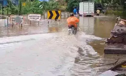 മ​ല​യോ​ര പാ​ത നി​ർ​മാ​ണ​ത്തി​ലെ അ​ശാ​സ്ത്രീ​യ​ത;   മ​ങ്കു​ണ്ടി​ൽ വെ​ള്ളം ക​യ​റ​ൽ തു​ട​രും