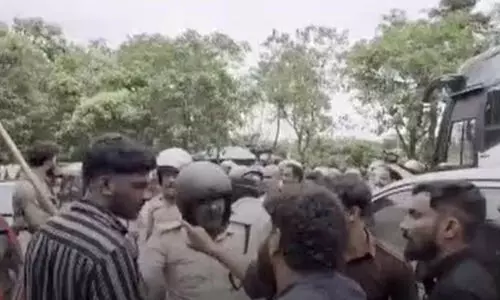 കണ്ണൂർ സർവകലാശാല സംഘർഷം: നേതാക്കളടക്കം 220 പേർക്കെതിരെ കേസ്