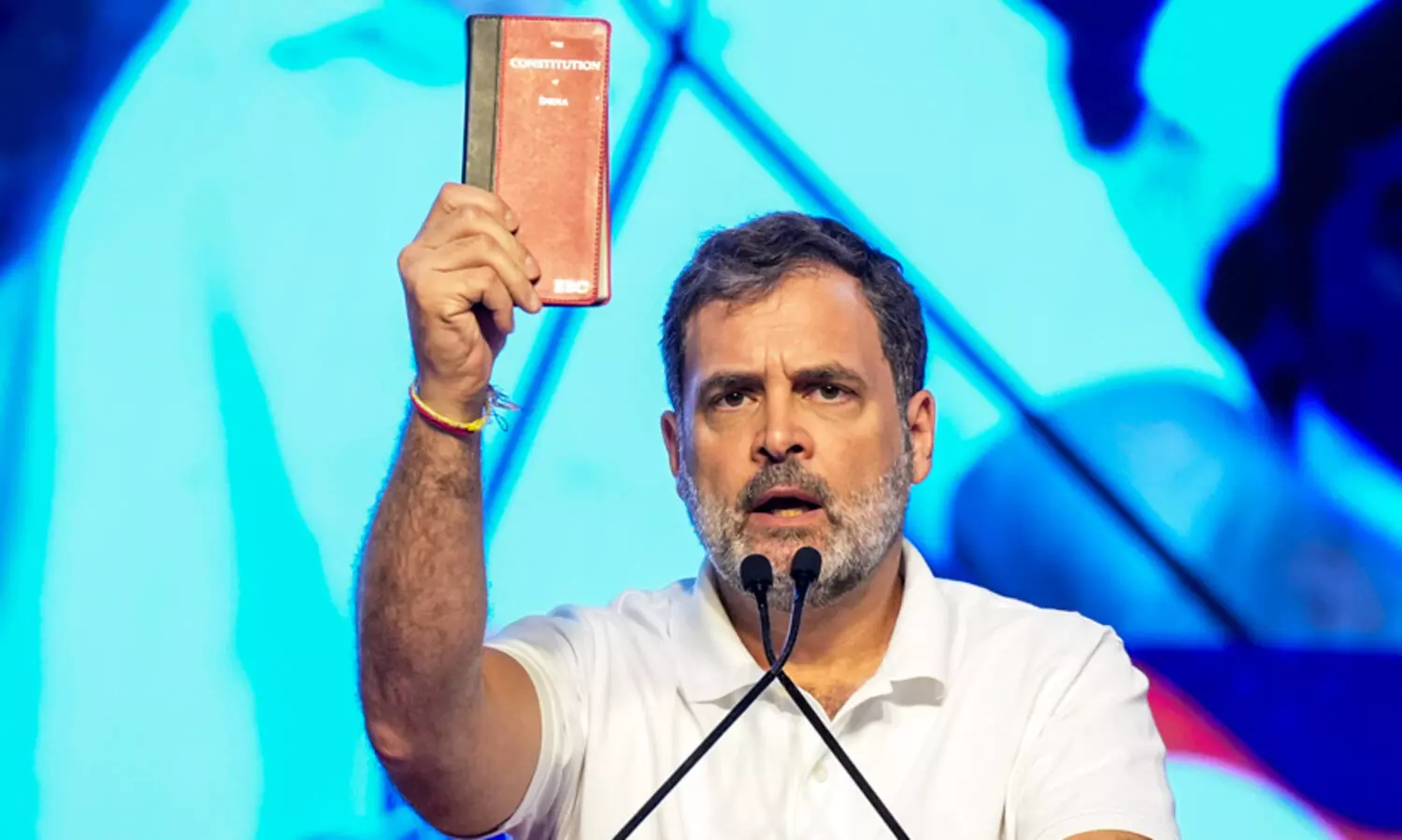 ഭ​ര​ണ​ഘ​ട​ന​യെ ആ​ക്ര​മി​ച്ച് ഓ​ടി​യൊ​ളി​ക്കാ​മെ​ന്ന് ക​രു​തേ​ണ്ട; ഡിജിറ്റൽ ഡേറ്റയും പോ​ളി​ങ് ബൂ​ത്ത് വി​ഡി​യോയും പുറത്തുവിടൂ -രാഹുൽ ഗാന്ധി