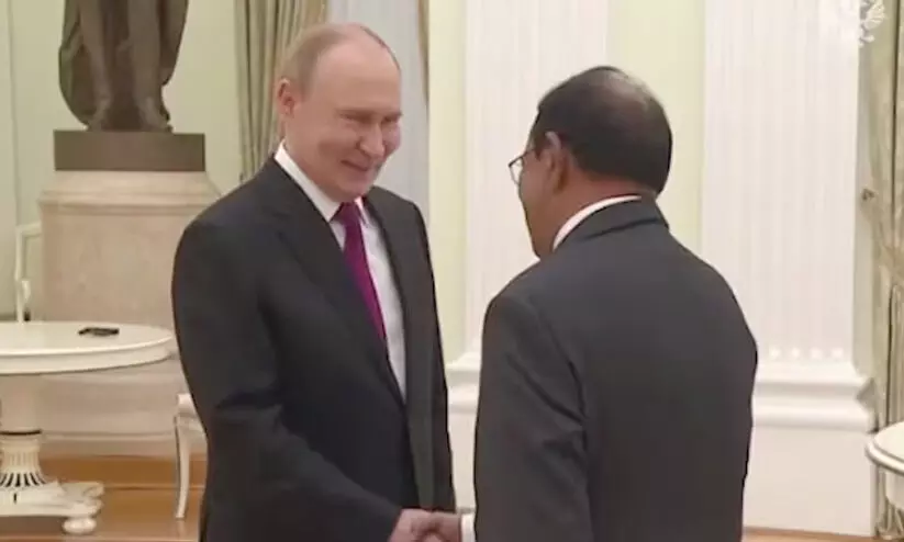 പുടിനെ കണ്ട് അജിത് ഡോവൽ; കൂടിക്കാഴ്ച റഷ്യൻ എണ്ണ വാങ്ങുന്നതിന് ട്രംപ് അധിക തീരുവ ചുമത്തിയതിന് പിന്നാലെ