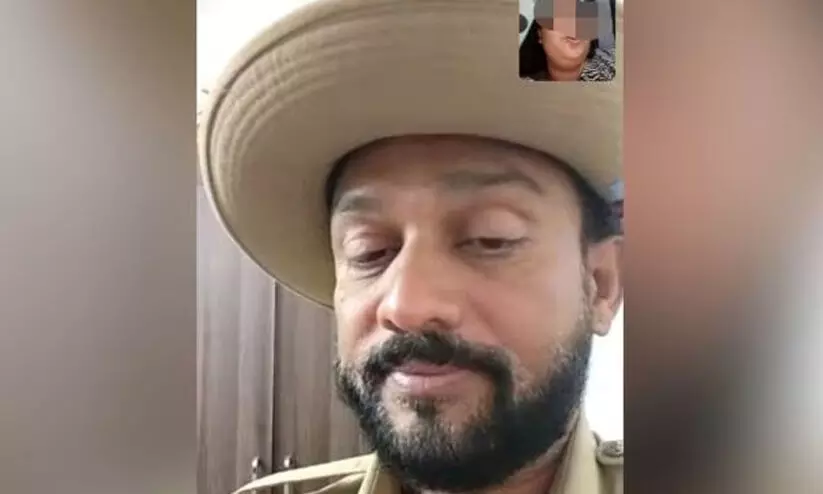 ക്രിമിനൽകേസ് പ്രതിക്ക് ഭാര്യയെ കാണിക്കാൻ തൊപ്പിയും യൂണിഫോമും കൊടുത്ത പൊലീസുകാരന് സസ്പെൻഷൻ ക്രിമിനൽകേസ് പ്രതിക്ക് ഭാര്യയെ കാണിക്കാൻ തൊപ്പിയും യൂണിഫോമും കൊടുത്ത പൊലീസുകാരന് സസ്പെൻഷൻ