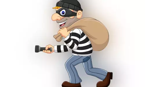 കള്ളൻ കടയിൽനിന്ന് കവർന്നത് 30 കുപ്പി വെളിച്ചെണ്ണ കള്ളൻ കടയിൽനിന്ന് കവർന്നത് 30 കുപ്പി വെളിച്ചെണ്ണ