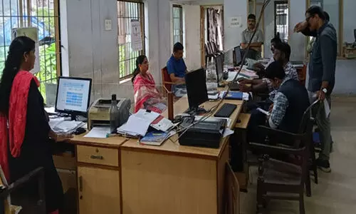 കൈക്കൂലിക്ക് ഏജന്റുമാരായി ആധാരമെഴുത്തുകാർ, യു.പി.ഐ വഴി മാത്രം ഉദ്യോഗസ്ഥർക്ക് കൈമാറിയത് ലക്ഷങ്ങൾ; ഓപ്പറേഷൻ സെക്വർ ലാൻഡിൽ കുടുങ്ങിയത് നിരവധി പേർ കൈക്കൂലിക്ക് ഏജന്റുമാരായി ആധാരമെഴുത്തുകാർ, യു.പി.ഐ വഴി മാത്രം ഉദ്യോഗസ്ഥർക്ക് കൈമാറിയത് ലക്ഷങ്ങൾ; ഓപ്പറേഷൻ സെക്വർ ലാൻഡിൽ കുടുങ്ങിയത് നിരവധി പേർ