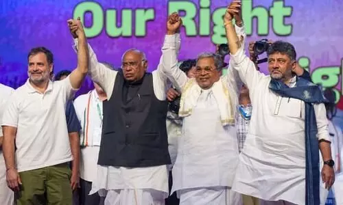 അങ്കം മുറുകി: രാഹുലിന് പിന്നിലുറച്ച് പ്രതിപക്ഷം