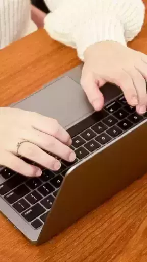 വിദ്യാർഥികൾക്ക് മികച്ച ലാപ്‌ടോപ്പുകൾ:   ആമസോൺ ഫ്രീഡം ഫെസ്റ്റിവൽ സെയിൽ 2025