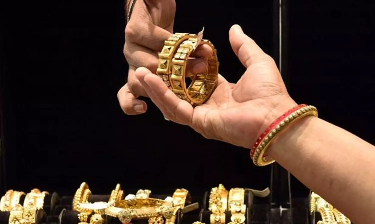 സ്വർണം വാങ്ങാനെത്തിയ യുവതി കുഞ്ഞിനെ ജ്വല്ലറിയിൽ വെച്ച് മറന്നു