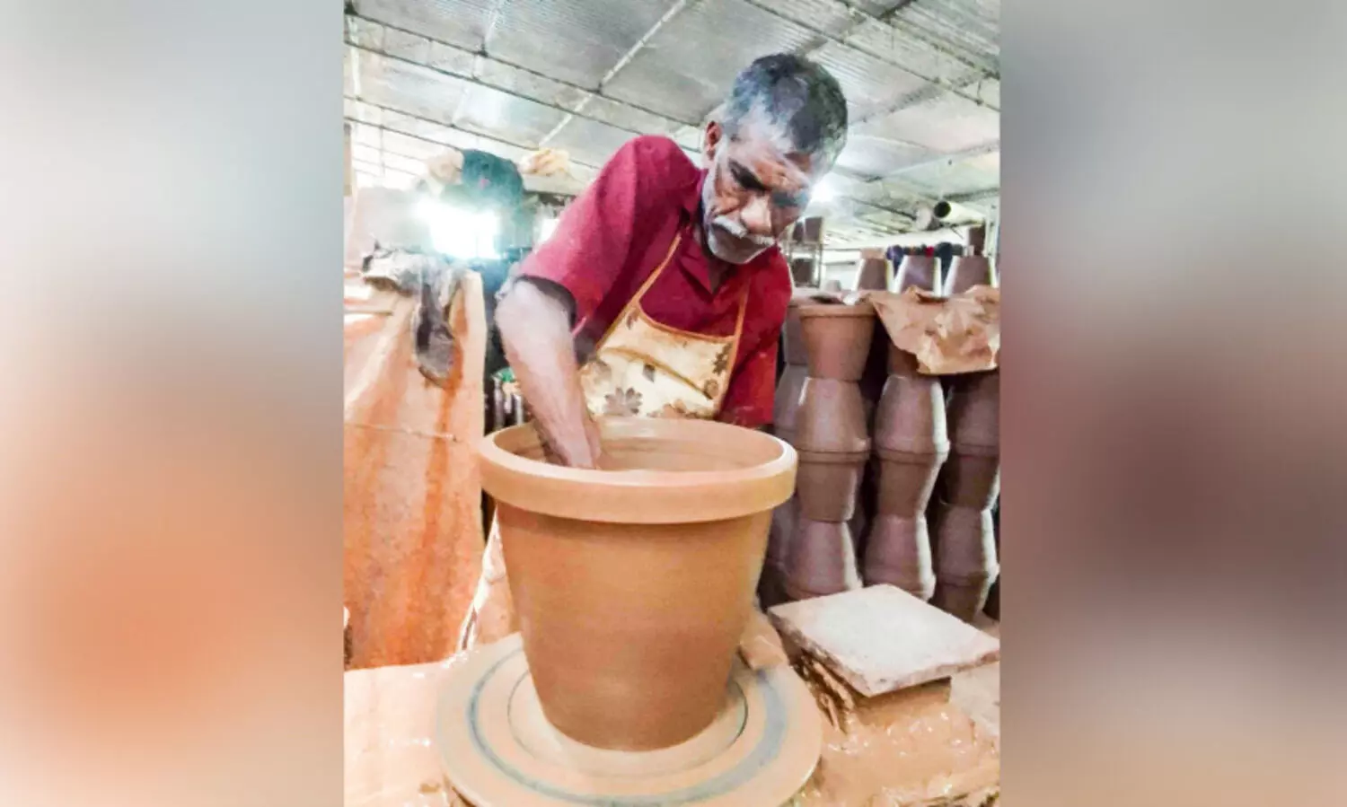 സ്ഥിരം വിപണിയോ മെച്ചപ്പെട്ട വിലയോ ഇല്ല; മൺപാത്ര നിർമാണ മേഖല പ്രതിസന്ധിയിൽ