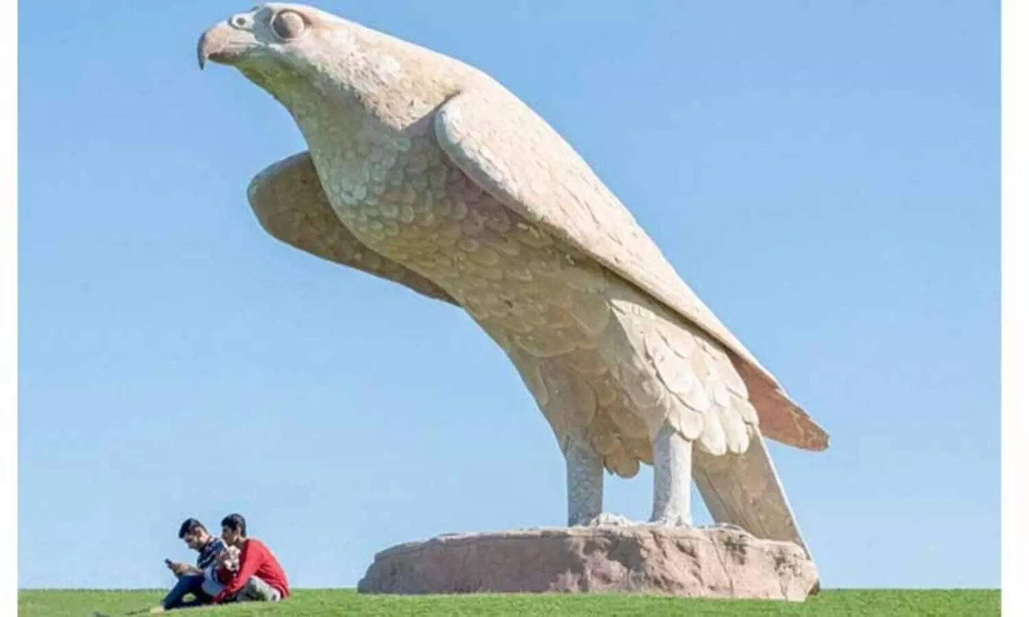 ബഹ്റൈൻ വിമാനത്താവള റോഡ് വികസനം: മുഹറഖിലെ ഫാൽക്കണും വെള്ളച്ചാട്ടവും നീക്കം ചെയ്തു തുടങ്ങി