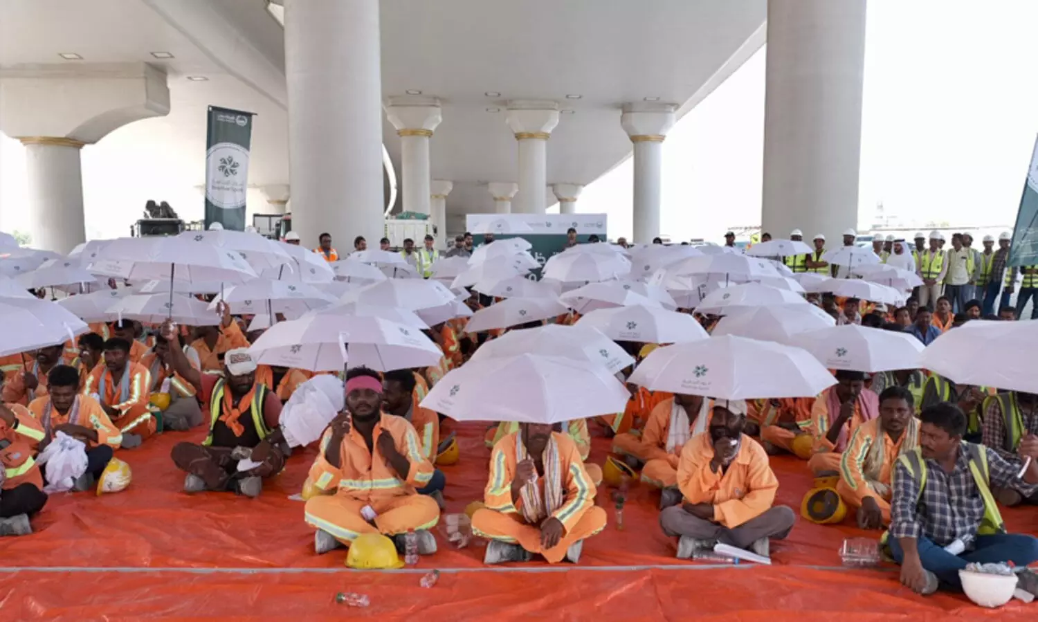 ചൂടിൽ സുരക്ഷ;​ തൊഴിലാളികൾക്ക്​ കുടകൾ നൽകി ദുബൈ പൊലീസ്​