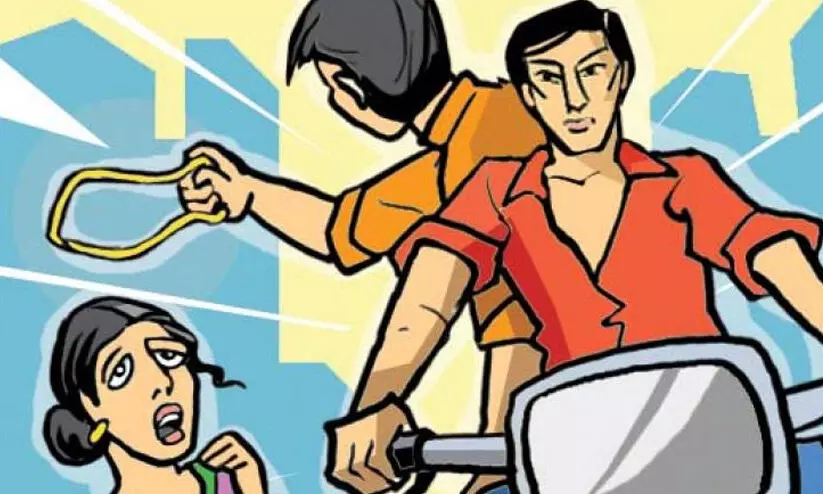 ബൈക്കിൽ എത്തിയ സംഘം വീട്ടമ്മയുടെ സ്വർണ്ണമാല കവർന്നു