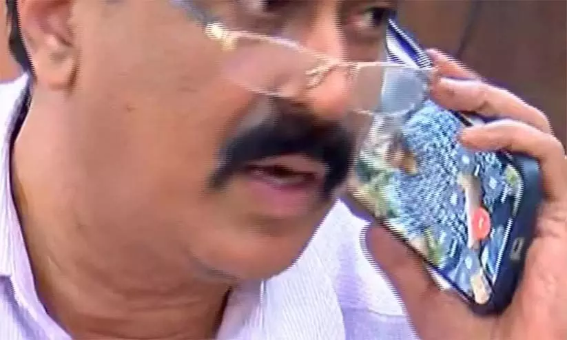 വിവാദ വാർത്താസമ്മേളനം: ഡോ. ഹാരിസിനെക്കുറിച്ച് പറയുന്നതിനിടെ പ്രിൻസിപ്പലിന്റെ ഫോണിലേക്ക് വന്ന കോൾ ഡി.എം.ഇയുടേത് വിവാദ വാർത്താസമ്മേളനം: ഡോ. ഹാരിസിനെക്കുറിച്ച് പറയുന്നതിനിടെ പ്രിൻസിപ്പലിന്റെ ഫോണിലേക്ക് വന്ന കോൾ ഡി.എം.ഇയുടേത്