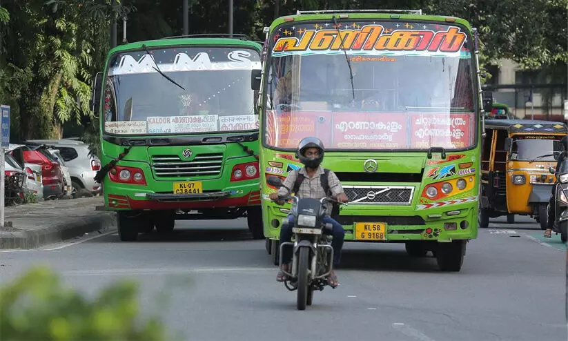 ദേശീയപാതയില് ബസുകളുടെ വേഗപ്പാച്ചിൽ; കണ്ണടച്ച് അധികൃതര് ദേശീയപാതയില് ബസുകളുടെ വേഗപ്പാച്ചിൽ; കണ്ണടച്ച് അധികൃതര്