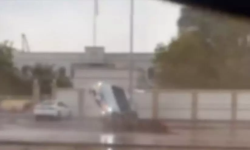 കനത്ത മഴക്കിടെ വാഹനാഭ്യാസം; ഒമാനിലെ ദാഹിറയിൽ ഒരാൾ പിടിയിൽ