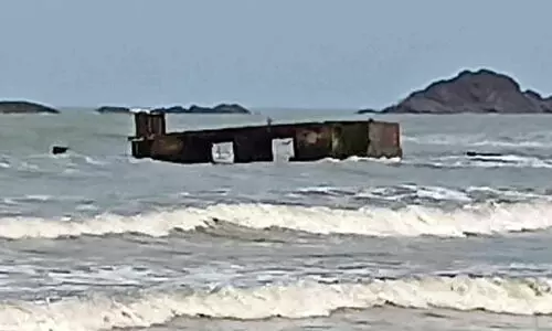 പൊ​ളി​ച്ചി​ട്ടും തീ​രാ​തെ ക​ട​ലി​ൽ കു​ടു​ങ്ങി​യ മാ​ലി ക​പ്പ​ൽ