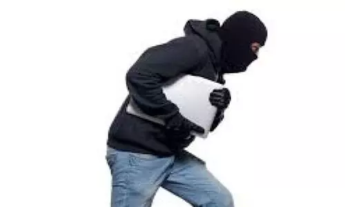 വീട് കുത്തിത്തുറന്ന് അഞ്ച് പവനും ഒരുലക്ഷം രൂപയും കവര്‍ന്നു