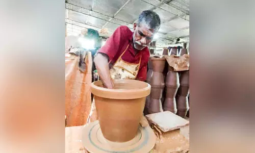 സ്ഥിരം വിപണിയോ മെച്ചപ്പെട്ട വിലയോ ഇല്ല; മൺപാത്ര നിർമാണ മേഖല പ്രതിസന്ധിയിൽ