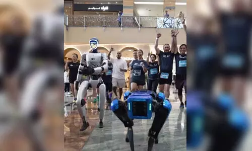 ദുബൈ ‘മാളത്തണി’ൽ കൗതുകക്കാഴ്ചയായി​ ‘വൈറൽ റോ​​ബോട്ട്​’