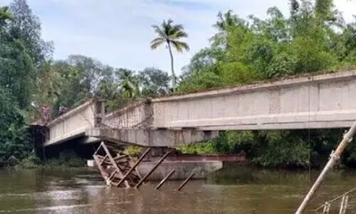 മാവേലിക്കരയിൽ പാലം തകര്ന്ന സംഭവം: കരാറുകാരൻ കരിമ്പട്ടികയില്; മൂന്ന് ഉദ്യോഗസ്ഥര്ക്ക് സസ്പെന്ഷന് മാവേലിക്കരയിൽ പാലം തകര്ന്ന സംഭവം: കരാറുകാരൻ കരിമ്പട്ടികയില്; മൂന്ന് ഉദ്യോഗസ്ഥര്ക്ക് സസ്പെന്ഷന്