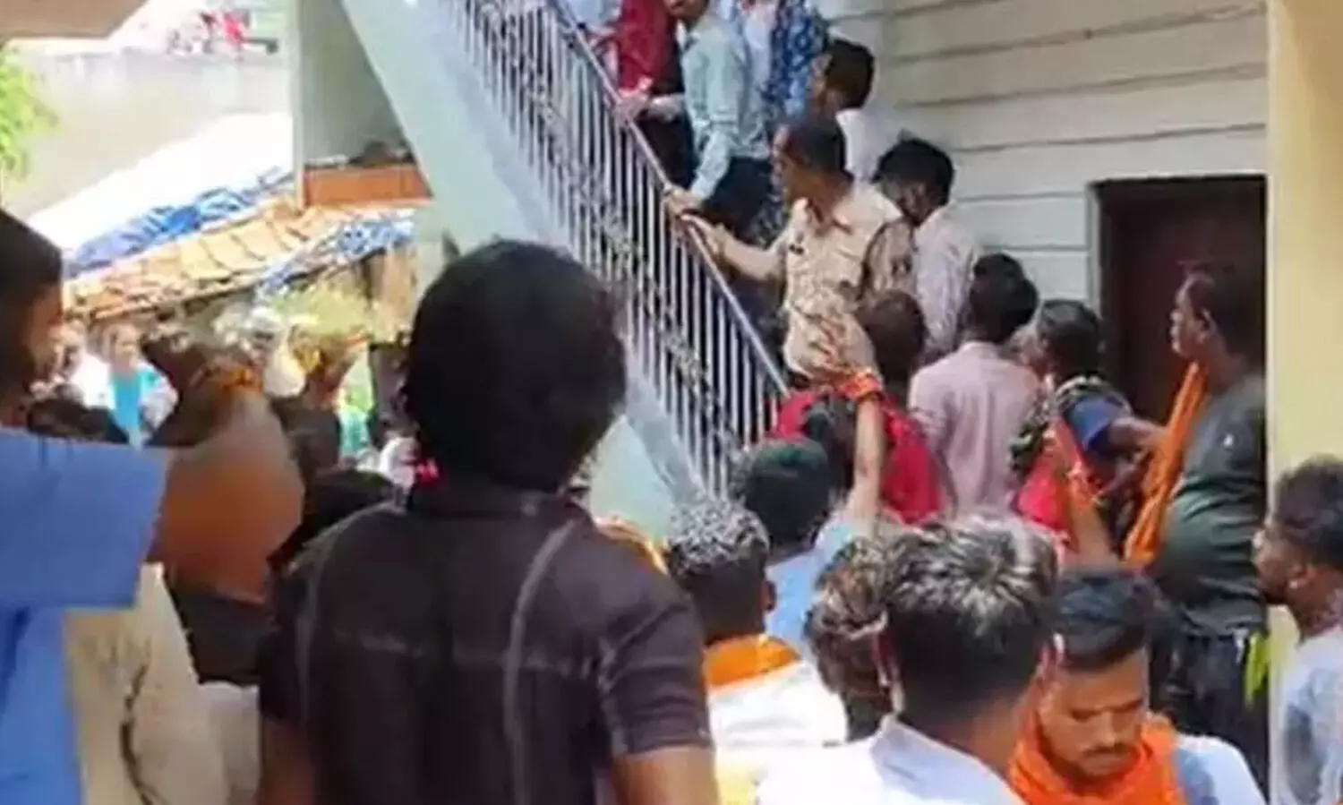 ഛത്തീസ്ഗഢിൽ ക്രിസ്ത്യൻ പ്രാർഥനകൂട്ടായ്മക്ക് നേരെ ബജ്രംഗ്ദൾ പ്രതിഷേധം; പൊലീസിന്റെ സാന്നിധ്യത്തിൽ മർദിച്ചെന്ന് പാസ്റ്റർ