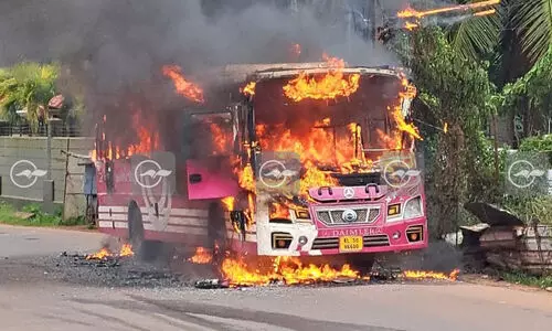 കൊണ്ടോട്ടിയിൽ ഓടിക്കൊണ്ടിരുന്ന സ്വകാര്യ ബസ് കത്തിനശിച്ചു VIDEO കൊണ്ടോട്ടിയിൽ ഓടിക്കൊണ്ടിരുന്ന സ്വകാര്യ ബസ് കത്തിനശിച്ചു VIDEO
