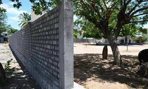 കീഴ് ജാതിക്കാരുടെ പ്രവേശനം തടയാൻ ‘അയിത്ത മതിൽ’; തമിഴ്നാട്ടിലെ വിവാദ മതിൽ പൊളിച്ചു നീക്കി