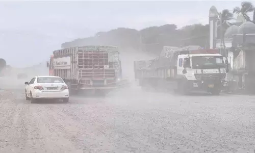 പൊടിയിൽ മുങ്ങി തിക്കോടി; കുഴിയിലും വെള്ളക്കെട്ടിലും മുങ്ങുന്ന ദേശീയപാതയിൽ മഴ മാറിയാൽ പൊടി