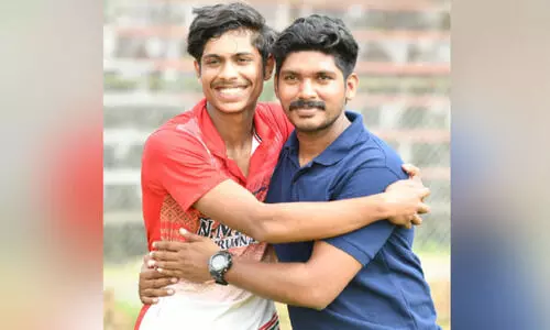 ജോ​ലി പോ​യ ഗു​രു​വി​ന് പ്രി​യ ശി​ഷ്യ​ന്‍റെ വി​ജ​യ സ​മ​ർ​പ്പ​ണം