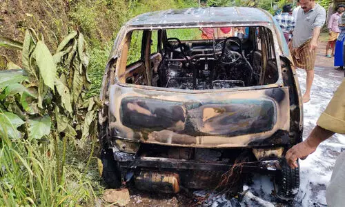 ഓടികൊണ്ടിരുന്ന കാർ കത്തിനശിച്ചു ഓടികൊണ്ടിരുന്ന കാർ കത്തിനശിച്ചു