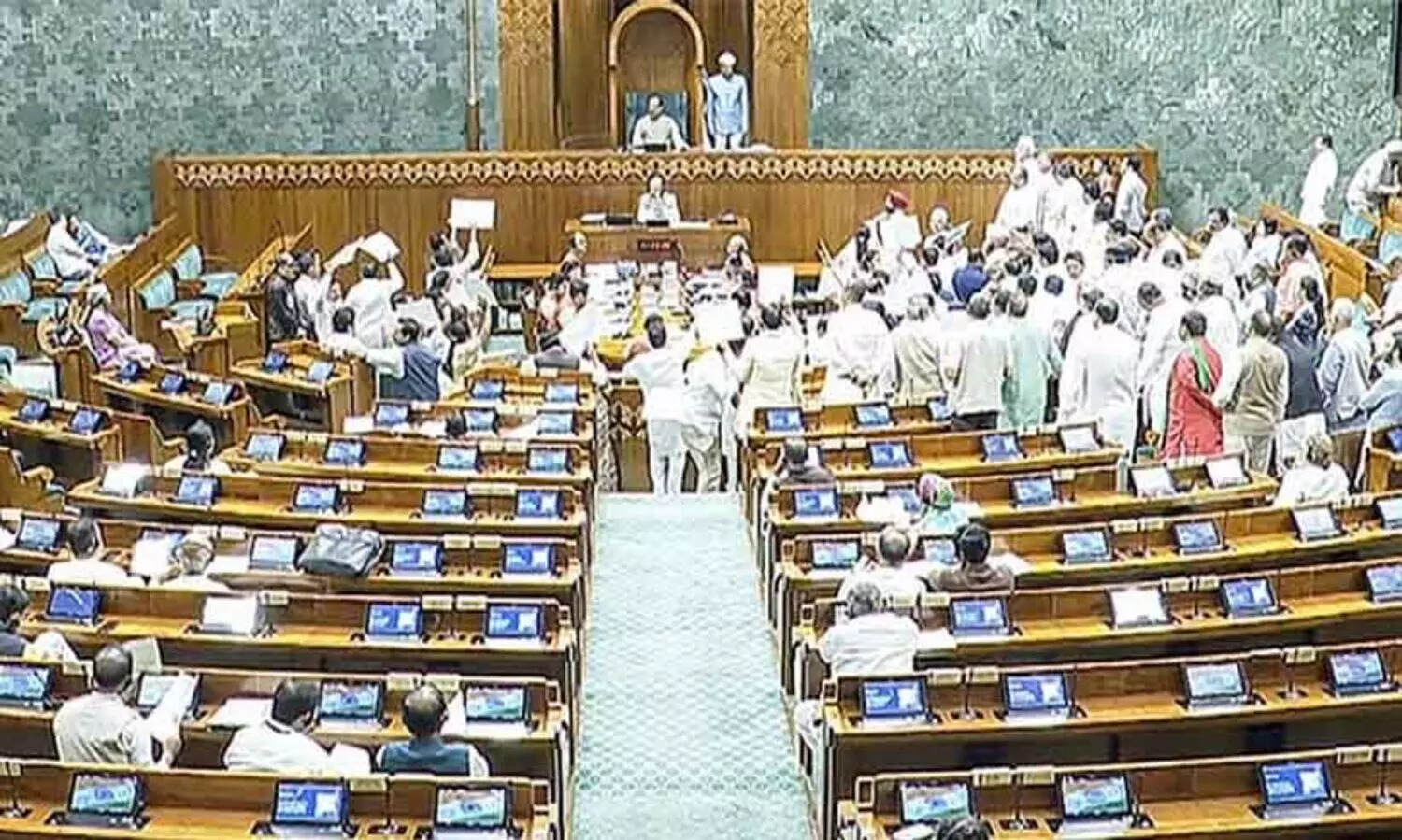 പ്രതിപക്ഷത്തിന്റെ വോട്ട് കൊള്ള പ്രതിഷേധത്തിനിടെ കായിക ബിൽ പാസാക്കി ലോക്സഭ