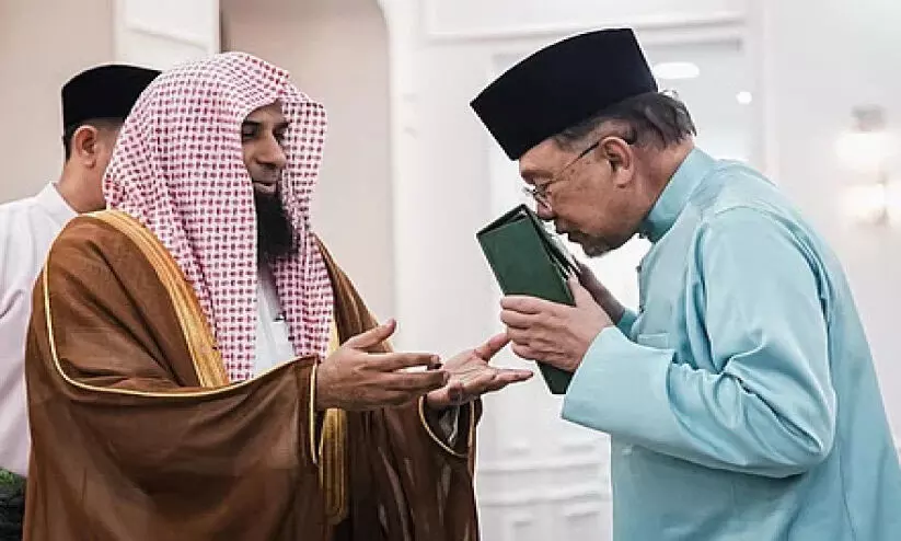 മസ്ജിദുന്നബവി ഇമാം ഡോ. സ്വലാഹ് അൽബദീർ മലേഷ്യയിൽ; സൗദിയുമായുള്ള ശക്തമായ ബന്ധത്തെ പ്രശംസിച്ച് മലേഷ്യൻ പ്രധാനമന്ത്രി മസ്ജിദുന്നബവി ഇമാം ഡോ. സ്വലാഹ് അൽബദീർ മലേഷ്യയിൽ; സൗദിയുമായുള്ള ശക്തമായ ബന്ധത്തെ പ്രശംസിച്ച് മലേഷ്യൻ പ്രധാനമന്ത്രി