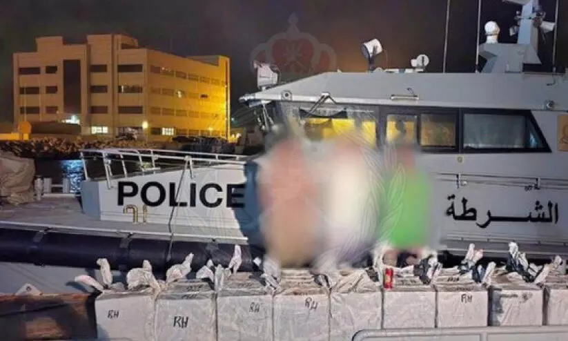 ​ബോട്ടിൽ മദ്യം കടത്തവേ മൂന്ന് പ്രവാസികൾ അറസ്റ്റിൽ