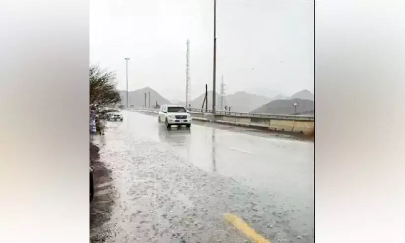 റാക് ശൗക്കയില്‍ കനത്ത മഴ; കിഴക്കന്‍ മേഖലയില്‍ പൊടിക്കാറ്റ്