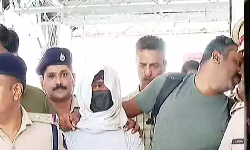 വയോധികയെ തളളിയിട്ട് കവർച്ച: തീവണ്ടികൾ മാറിക്കയറി യാത്ര തുടർന്ന പ്രതിയെ വിടാതെ പിന്തുടർന്ന് പിടികൂടി പൊലീസ് വയോധികയെ തളളിയിട്ട് കവർച്ച: തീവണ്ടികൾ മാറിക്കയറി യാത്ര തുടർന്ന പ്രതിയെ വിടാതെ പിന്തുടർന്ന് പിടികൂടി പൊലീസ്