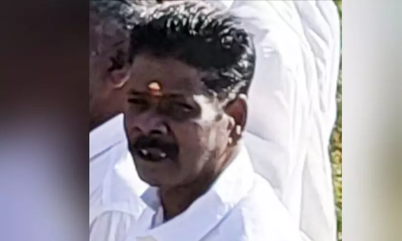 തേയില വെട്ടുന്ന യന്ത്രം നിയന്ത്രണംവിട്ട് ദേഹത്ത് വീണു; തോട്ടം തൊഴിലാളിക്ക് ദാരുണാന്ത്യം തേയില വെട്ടുന്ന യന്ത്രം നിയന്ത്രണംവിട്ട് ദേഹത്ത് വീണു; തോട്ടം തൊഴിലാളിക്ക് ദാരുണാന്ത്യം