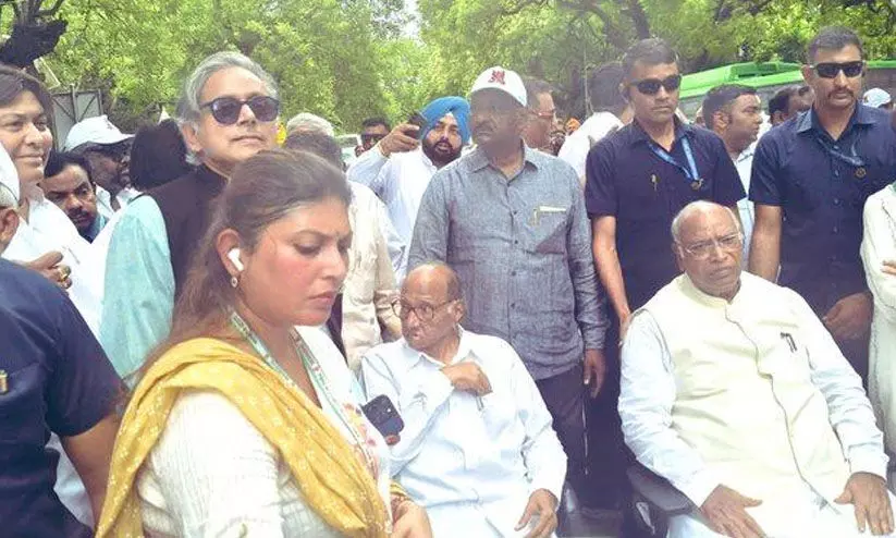 രാഹുലിന്റെ ചോദ്യങ്ങൾക്ക് തെരഞ്ഞെടുപ്പ് കമീഷന് മറുപടി നൽകാൻ കഴിയാത്തതെന്തുകൊണ്ടെന്ന് തരൂർ