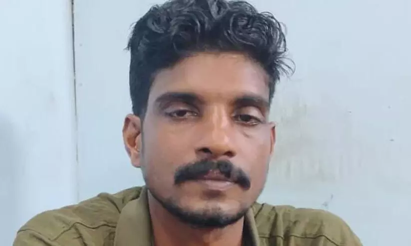 വിൽപനക്ക് സൂക്ഷിച്ച 600 തേങ്ങ മോഷ്ടിച്ചു; യുവാവ് പിടിയിൽ വിൽപനക്ക് സൂക്ഷിച്ച 600 തേങ്ങ മോഷ്ടിച്ചു; യുവാവ് പിടിയിൽ