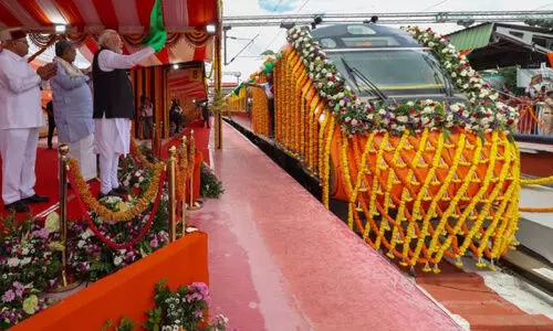 യെ​​ല്ലോ ലൈ​നി​ൽ മെ​ട്രോ ഓ​ടി​ത്തു​ട​ങ്ങി; പ്ര​ധാ​ന​മ​ന്ത്രി ന​രേ​ന്ദ്ര മോ​ദി സ​ർ​വി​സ് ഉ​ദ്ഘാ​ട​നം ചെ​യ്തു