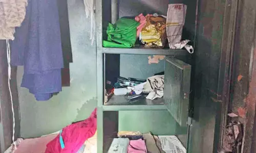 തീർഥാടനത്തിന് പോയി തിരിച്ചെത്തിയപ്പോൾ വീട്ടിനകത്ത് കള്ളന്മാർ