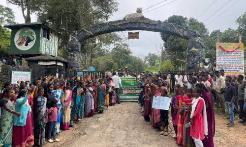 നാ​ഗ​ർ​ഹോ​ളെ​യി​ൽ വ​നാ​വ​കാ​ശ​ത്തി​നാ​യി ആ​ദി​വാ​സി​ക​ളു​ടെ പ്ര​തി​ഷേ​ധ സ​മ​രം