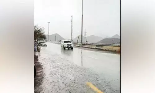 റാക് ശൗക്കയില്‍ കനത്ത മഴ; കിഴക്കന്‍ മേഖലയില്‍ പൊടിക്കാറ്റ്