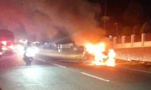 ഓടിക്കൊണ്ടിരുന്ന കാറിന് തീപിടിച്ചു