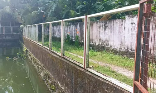 പള്ളിക്കൽ കുളത്തിന്‍റെ ലോഹ വേലി മോഷണം പോകുന്നത്​ പതിവ്​