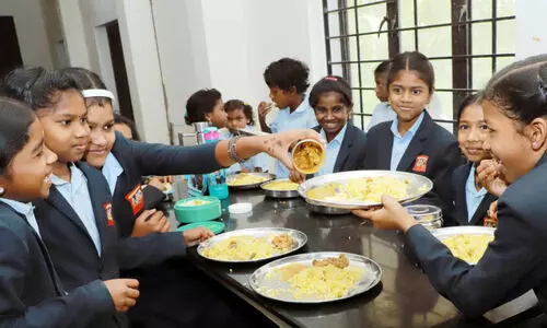 പുതിയ സ്കൂൾ ഉച്ചഭക്ഷണം; കുട്ടികൾ ഹാപ്പി