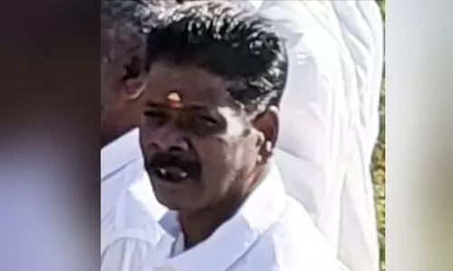 തേയില വെട്ടുന്ന യന്ത്രം നിയന്ത്രണംവിട്ട് ദേഹത്ത് വീണു; തോട്ടം തൊഴിലാളിക്ക് ദാരുണാന്ത്യം തേയില വെട്ടുന്ന യന്ത്രം നിയന്ത്രണംവിട്ട് ദേഹത്ത് വീണു; തോട്ടം തൊഴിലാളിക്ക് ദാരുണാന്ത്യം