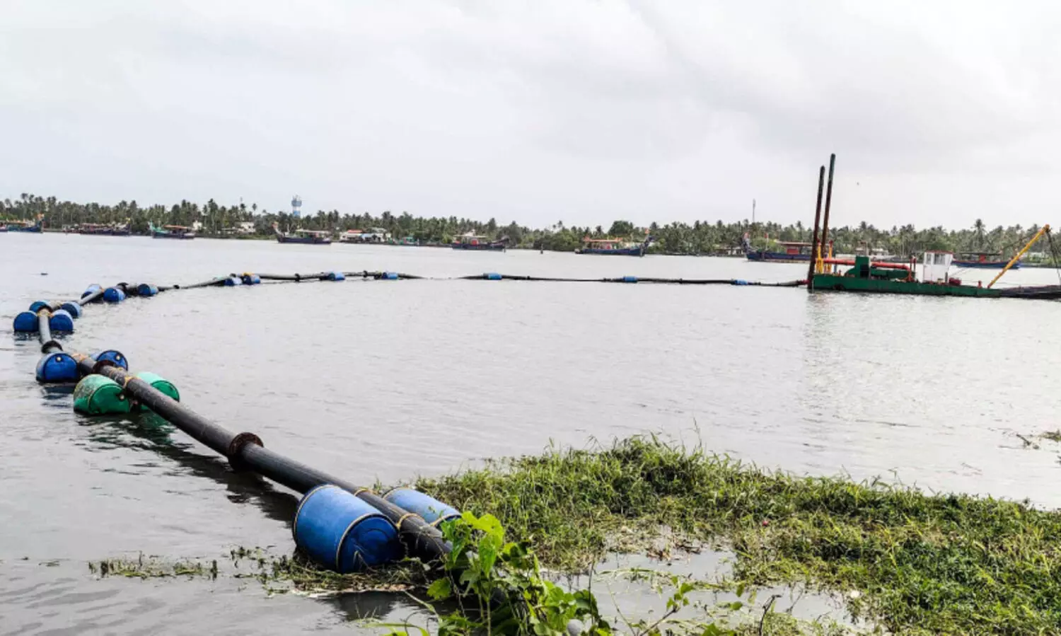 കായംകുളം കായലിൽ മണൽഖനനം; പ്രതിഷേധമുയർന്നതോടെ നിർത്തി